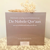 Nederlandse vertaling van de betekenissen van De Nobele Qor’aan met een verhelderende uitleg van elke vers